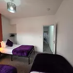 The Grand Four Bed Getaway- Sleeps 9-Free On Street Parking