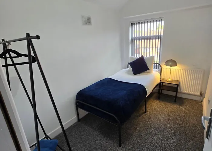 The Grand Four Bed Getaway- Sleeps 9-Free On Street Parking