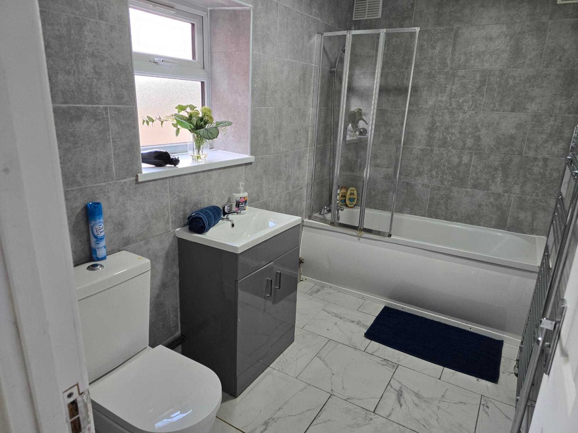 The Grand Four Bed Getaway- Sleeps 9-free On Street Parking Holiday home Birmingham