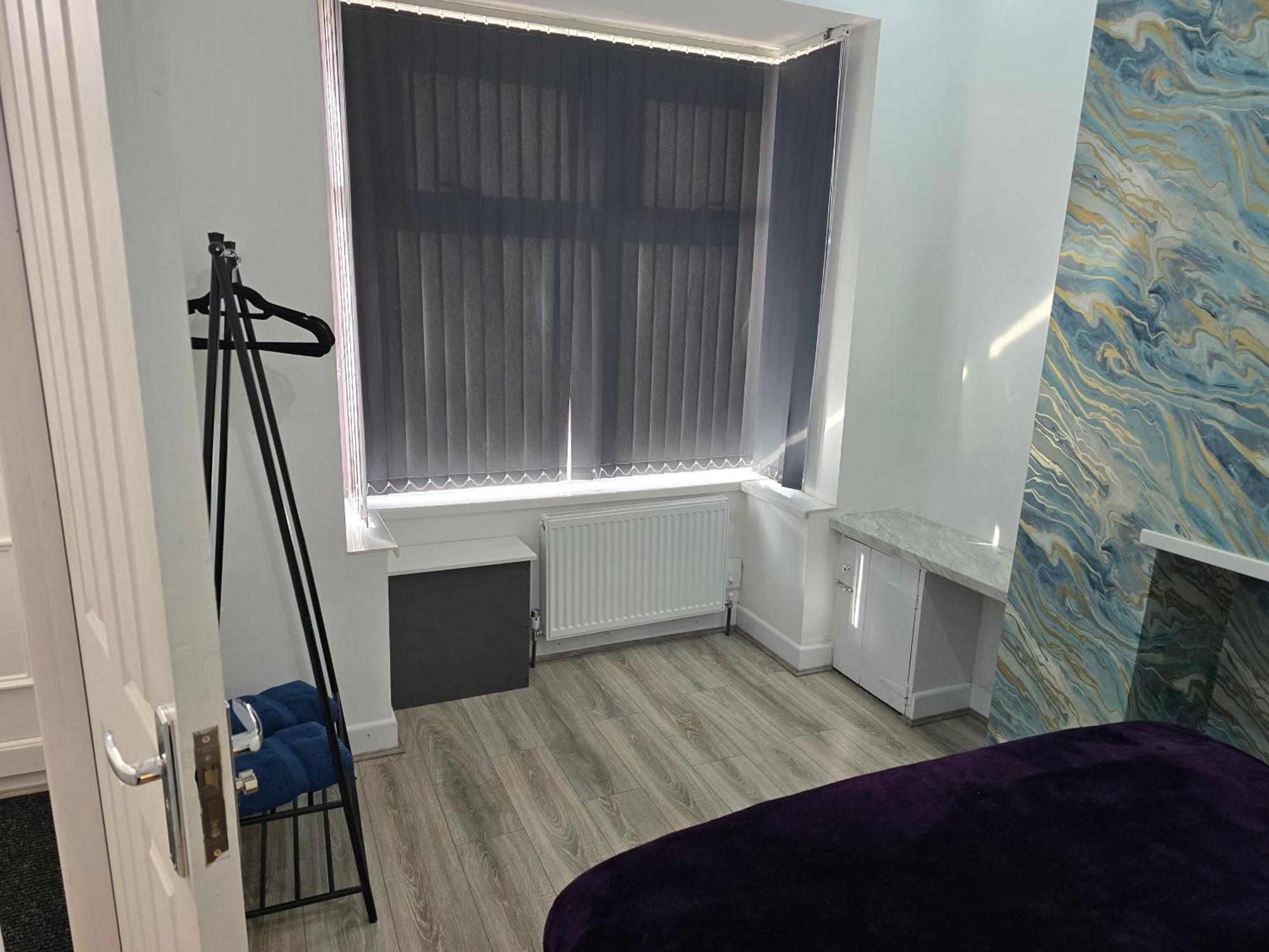 The Grand Four Bed Getaway- Sleeps 9-free On Street Parking *