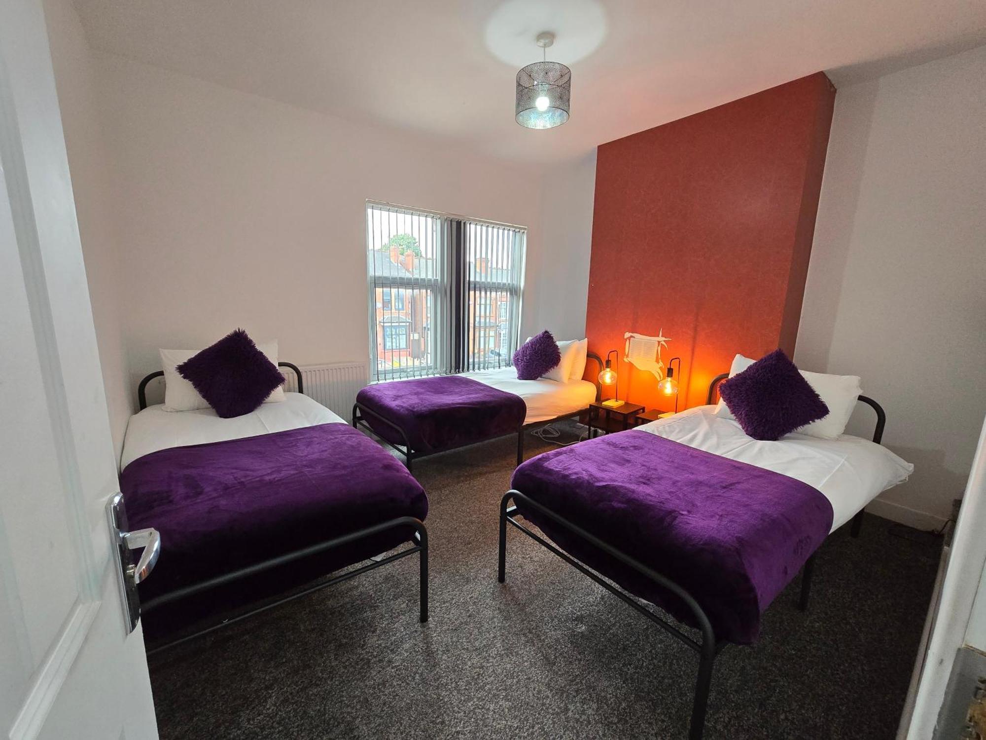 The Grand Four Bed Getaway- Sleeps 9-free On Street Parking
