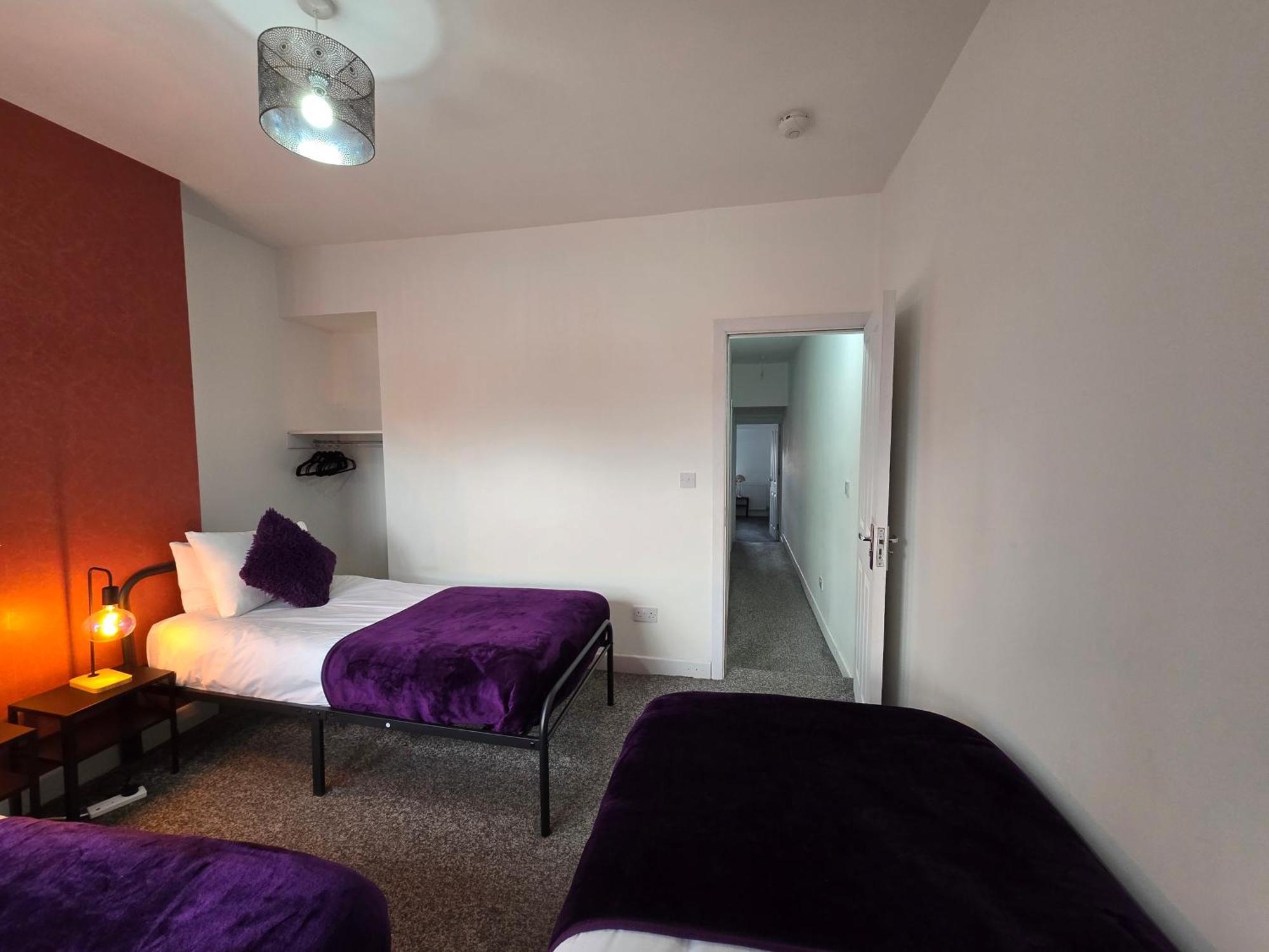 The Grand Four Bed Getaway- Sleeps 9-free On Street Parking Holiday home